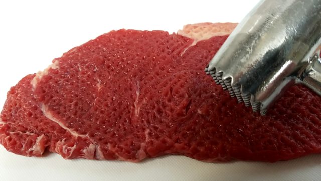 肉たたきで肉の繊維を粉砕